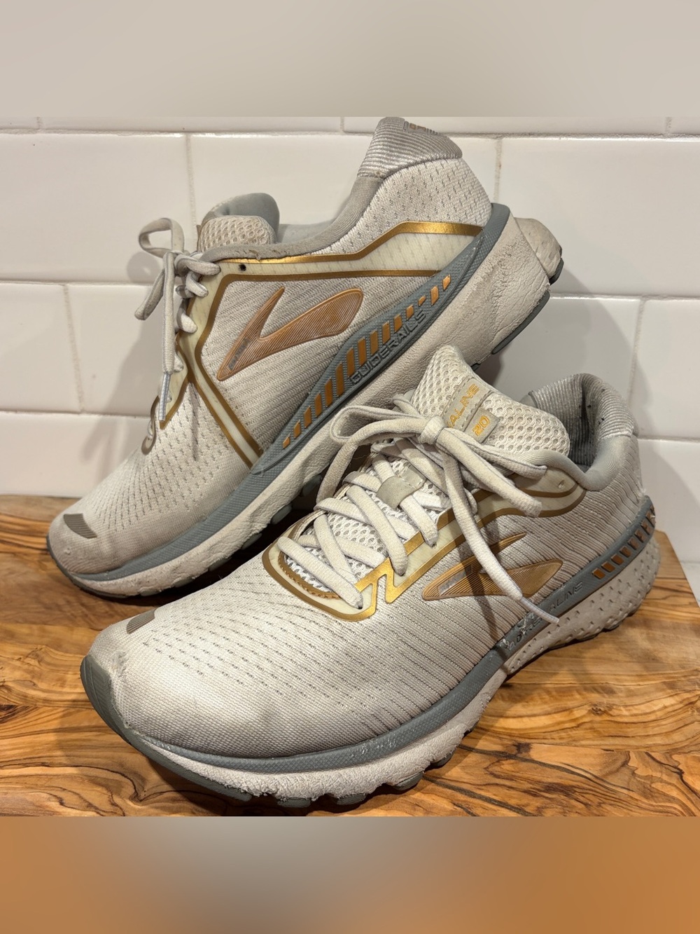 Women's Brooks Adrenaline GTS 20 Running Shoes Size 9.5 White Gold 1202961B164